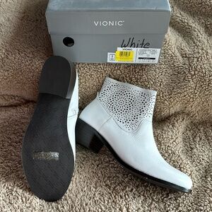 Vionic Luciana white perforated tumbled leather. Brand new, never worn.